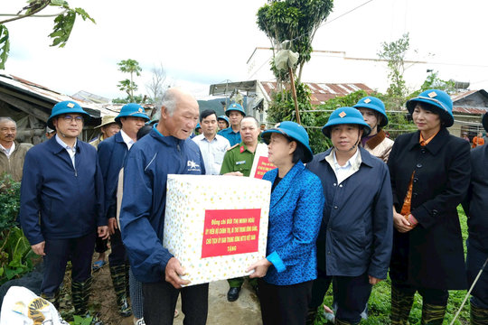 Chủ tịch Ủy ban Trung ương MTTQ Việt Nam Bùi Thị Minh Hoài thăm, động viên người dân vùng lũ Ka Đô