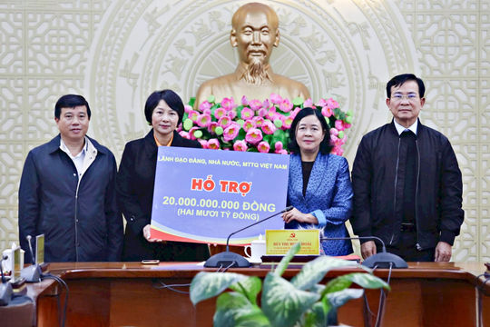 Chủ tịch Ủy ban Trung ương MTTQ Việt Nam Bùi Thị Minh Hoài trao tặng tỉnh Lâm Đồng 20 tỷ đồng nhằm khắc phục thiệt hại mưa lũ