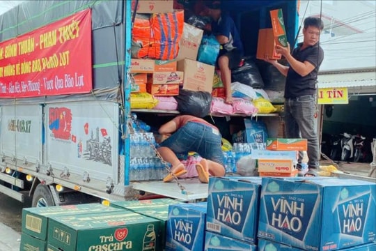 Đoàn kết, sẻ chia vượt qua mưa lũ