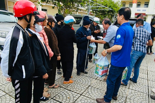 Công ty thủy lợi trao quà hỗ trợ người dân vùng lũ xã D’ran