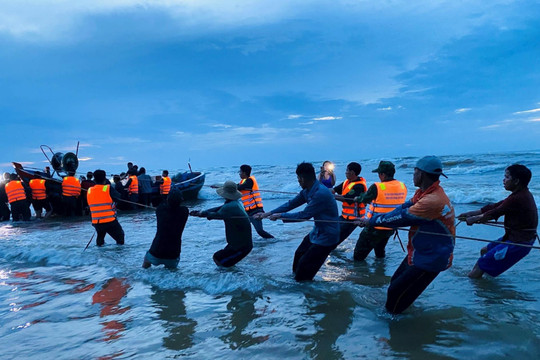 Bộ đội biên phòng Lâm Đồng hỗ trợ kéo tàu cá của ngư dân bị chìm