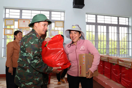 Quân khu 7 hỗ trợ người dân vùng ngập lụt Nam Đà