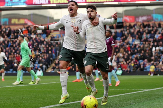 Chelsea tạm vươn lên vị trí nhì bảng sau chiến thắng trước Burnley