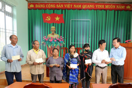 Chủ tịch UBND tỉnh Lâm Đồng động viên người dân, doanh nghiệp thiệt hại do mưa lũ tại xã Đam Rông 4