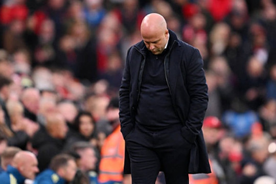 Liverpool khủng hoảng: Thua 2 trận 0-3, công cùn thủ tệ