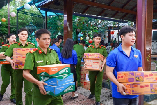 Nghĩa tình người dân Lâm Đồng hướng về bà con vùng lũ