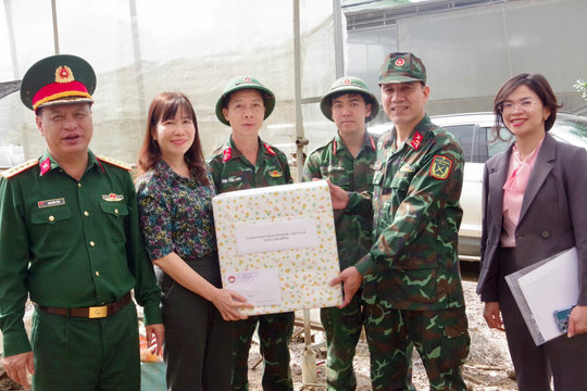 Thăm, động viên lực lượng tham gia khắc phục hậu quả thiên tai