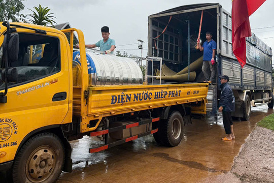 Nam Ban Lâm Hà trao 20 bồn chứa nước hỗ trợ bà con vùng đồng bào DTTS