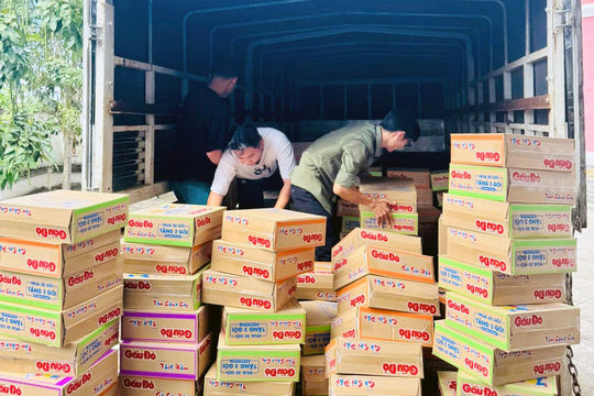 Xã Tuyên Quang hỗ trợ người dân D’ran khắc phục hậu quả mưa lũ