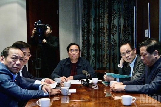 Thủ tướng Phạm Minh Chính chủ trì cuộc họp khẩn trực tuyến từ Nam Phi về ứng phó mưa lũ, thiên tai