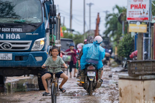 [Ảnh] Nhịp sống trở lại sau mưa lũ ở ngôi làng ven sông Ba Hạ