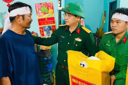 Thăm hỏi, động viên gia đình chiến sĩ có 2 em nhỏ tử vong do sạt lở đất ở Đắk Lắk