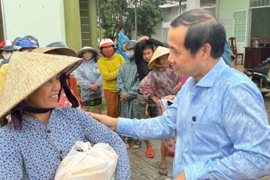 Ủy ban Mặt trận Tổ quốc Việt Nam chia sẻ khó khăn, mất mát với người dân vùng lũ tỉnh Đắk Lắk