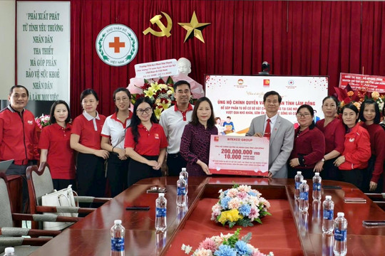 Bitexco trao 200 triệu đồng và 10.000 phần quà hỗ trợ người dân vùng lũ Lâm Đồng