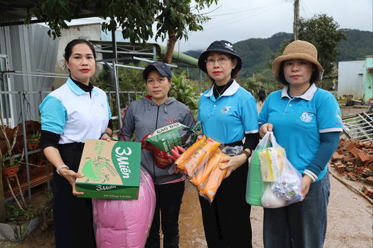 Phụ nữ Lâm Đồng hướng về vùng lũ