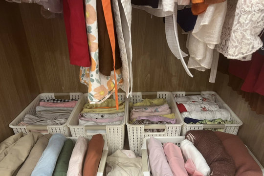 Mẹo giữ tủ quần áo luôn gọn gàng chỉ với vài chiếc giỏ nhựa