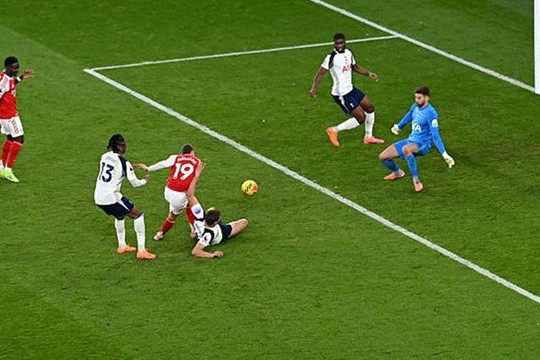 Trossard hay nhất mùa, Arsenal hủy diệt Tottenham 4-1