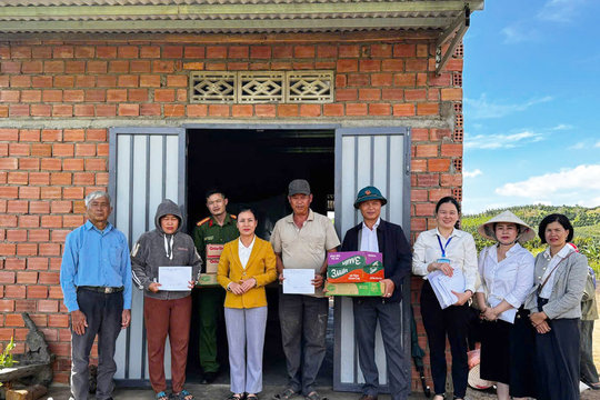 Tân Hà Lâm Hà chia sẻ cùng bà con vùng lũ