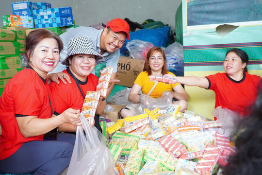 Người dân Đức Lập, Thuận An góp 30 tấn nhu yếu phẩm gửi về vùng lũ