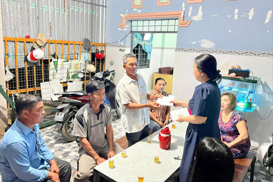 Lãnh đạo phường La Gi thăm hỏi hộ dân bị thiệt hại do chìm ghe