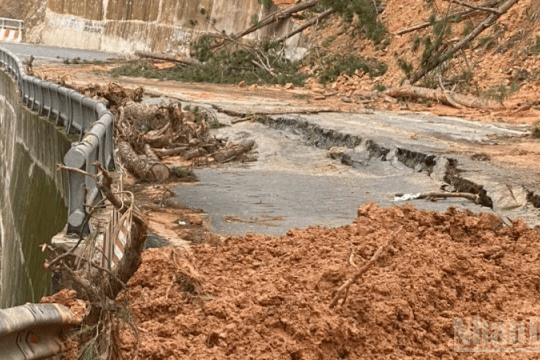 Giao thông Trung Bộ dần ổn định, một số tuyến địa phương còn chia cắt