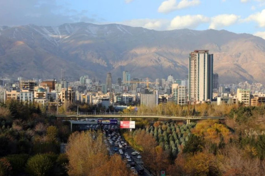 Thủ đô của Iran đóng cửa cơ sở công cộng và hạn chế xe cộ do ô nhiễm không khí
