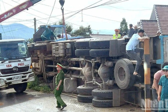 Lâm Đồng: Kịp thời giải cứu lái xe và phụ xe mắc kẹt trong xe tải bị lật tại đèo Phú Sơn