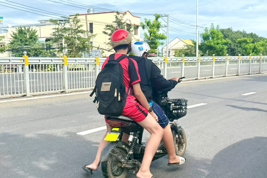 Không nên cho học sinh dưới 16 tuổi đi xe máy điện
