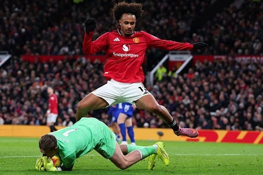 Zirkzee bỏ lỡ cơ hội vàng, tương lai tại Man Utd mờ mịt