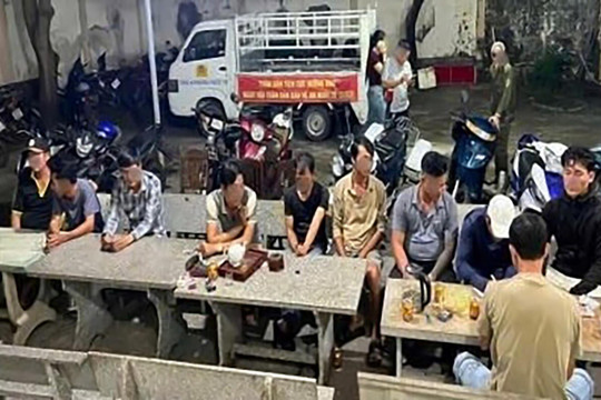 Bắt quả tang 9 đối tượng đánh bạc dưới hình thức đá gà