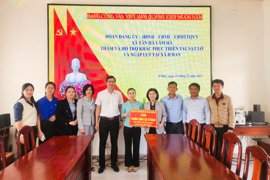 Lãnh đạo Tân Hà Lâm Hà thăm, tặng quà hỗ trợ xã D'ran khắc phục hậu quả mưa lũ