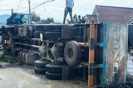 Cứu kịp thời tài xế và lơ xe mắc kẹt trong cabin xe tải bị lật ở đèo Phú Sơn