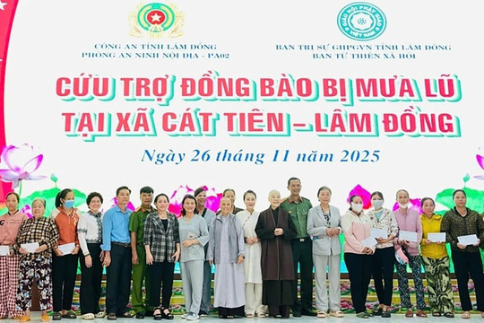 Trao 300 phần quà hỗ trợ người dân vùng lũ Cát Tiên