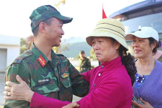Người dân D’ran bịn rịn chia tay bộ đội