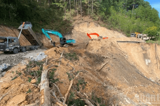 Chủ động ứng phó, sớm khôi phục hạ tầng giao thông bị mưa lũ tàn phá