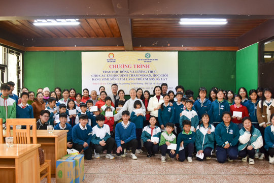 Trao 30 suất học bổng cho học sinh Làng trẻ em SOS Đà Lạt