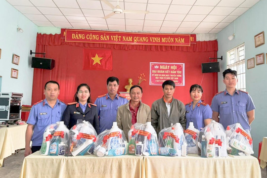 Tuổi trẻ ngành Kiểm sát Lâm Đồng hỗ trợ người dân vùng lũ D'ran