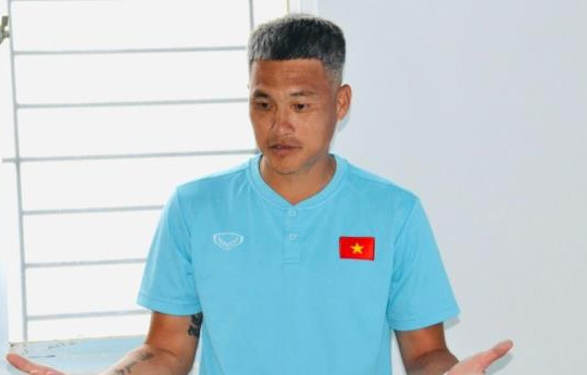 Lê Công Vinh gây chú ý với mái tóc bạc và vẻ ngoài khác lạ