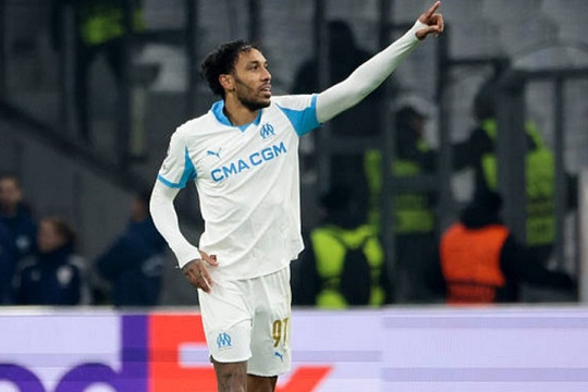 Aubameyang lập cú đúp, Newcastle sụp đổ chỉ trong 10 phút