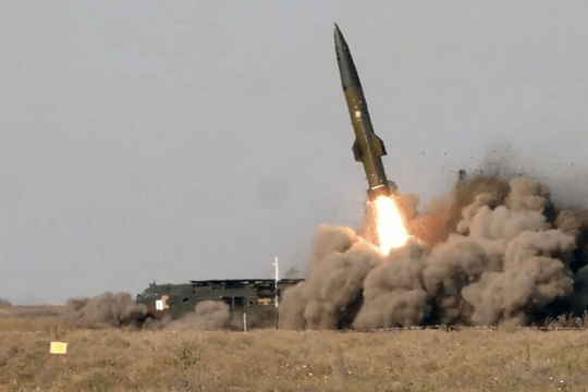 Ukraine hoán cải Tochka-U bằng bom FAB-250; Nga giao AK-12
