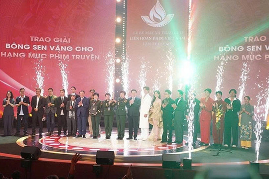 Phim Mưa đỏ đoạt Bông sen Vàng