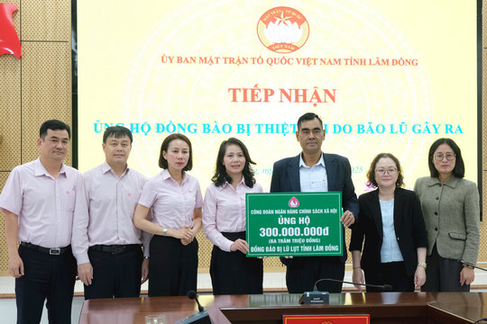 UEH và Ngân hàng CSXH hỗ trợ 500 triệu đồng giúp Lâm Đồng khắc phục hậu quả mưa lũ