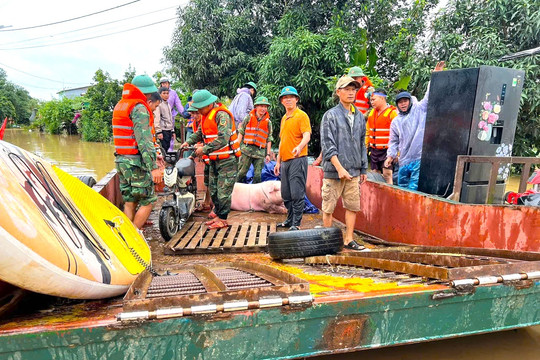 Dấu chân người lính giữa trận lũ lịch sử