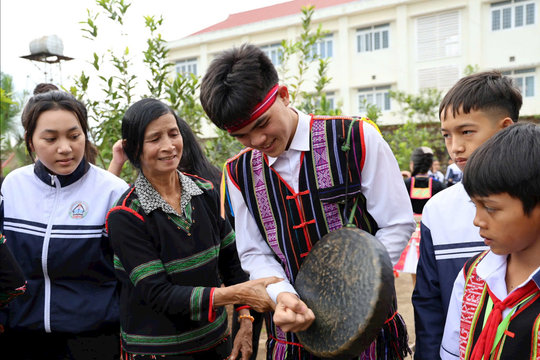 Học sinh vùng biên Tuy Đức đánh thức di sản M’nông
