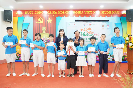Tặng 82 suất học bổng cho học sinh khuyết tật, chuyên biệt phía Tây Lâm Đồng