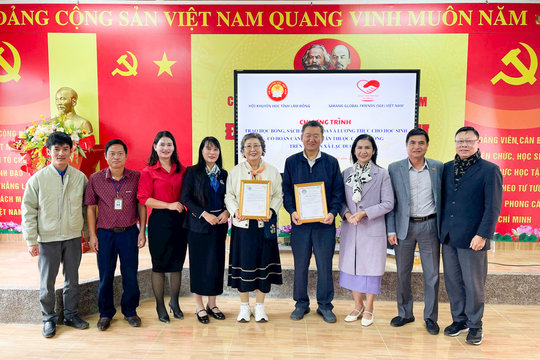 Trao hơn 140 bộ sách giáo khoa, học bổng và quà cho học sinh xã Lạc Dương
