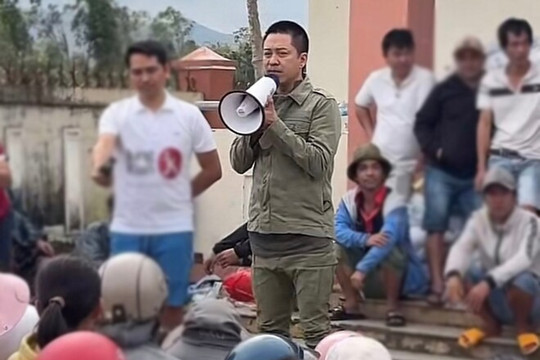 Tuấn Hưng đến Đắk Lắk cứu trợ sau 2 tuần mẹ qua đời