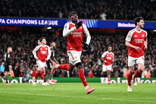 Noni Madueke tỏa sáng, Arsenal hạ gục Bayern Munich 3-1
