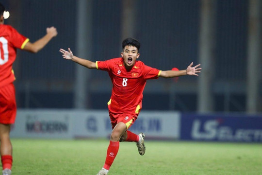 Minh Thủy lập siêu phẩm, U17 Việt Nam vững ngôi đầu bảng