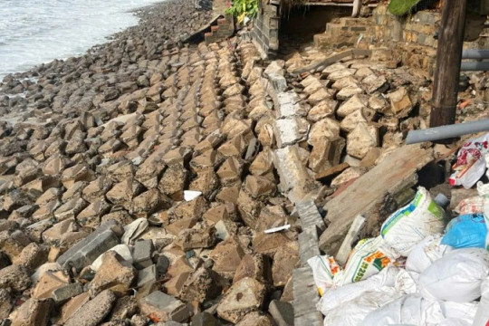 Lâm Đồng: Di dời khoảng 200 hộ dân do sóng biển cao, đánh vào bờ